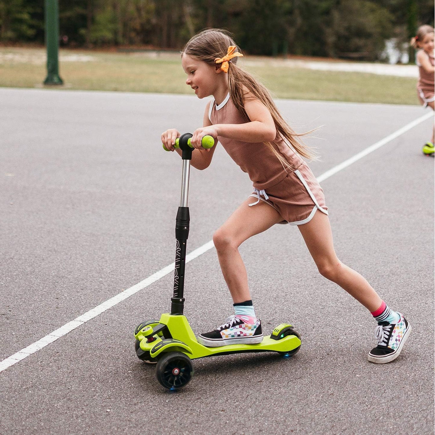 Adjustable Height Kids Scooter with Flashy Widened Wheels - Perfect for Ages 3-8!
